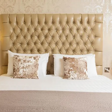 Raheen Woods Hotel 4*