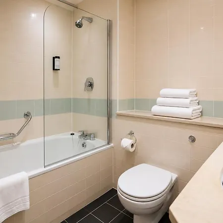 Raheen Woods Hotell 4*