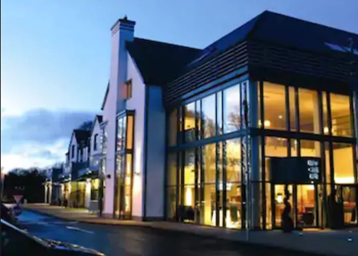 Отель Raheen Woods